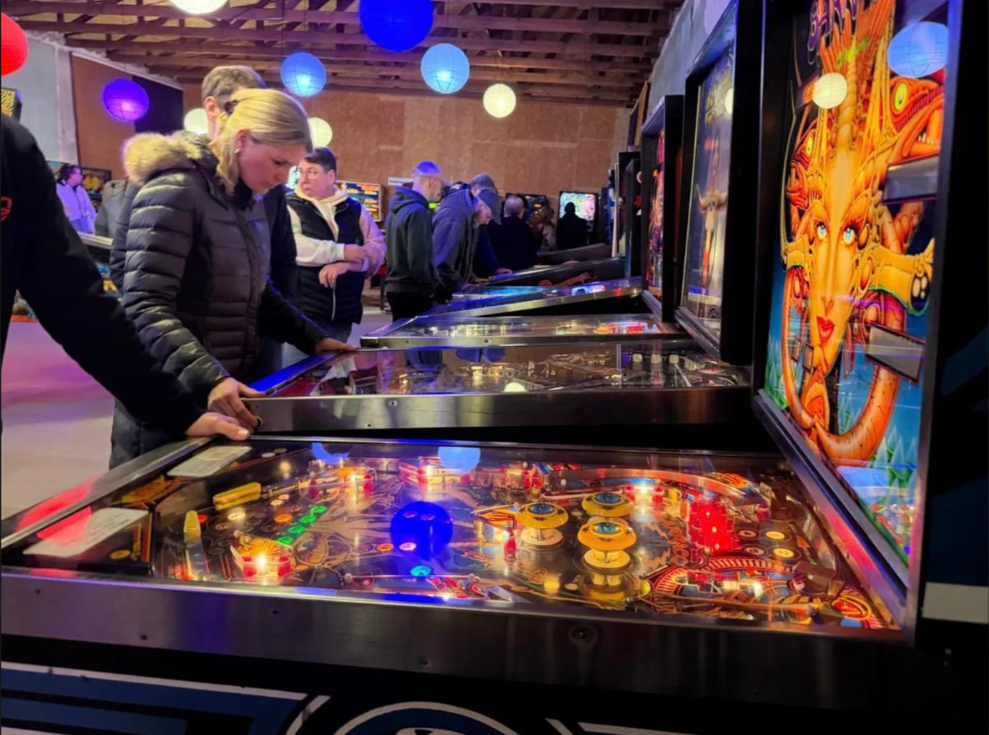 Besucher spielt an einem klassischen Flipper im Flipperloft