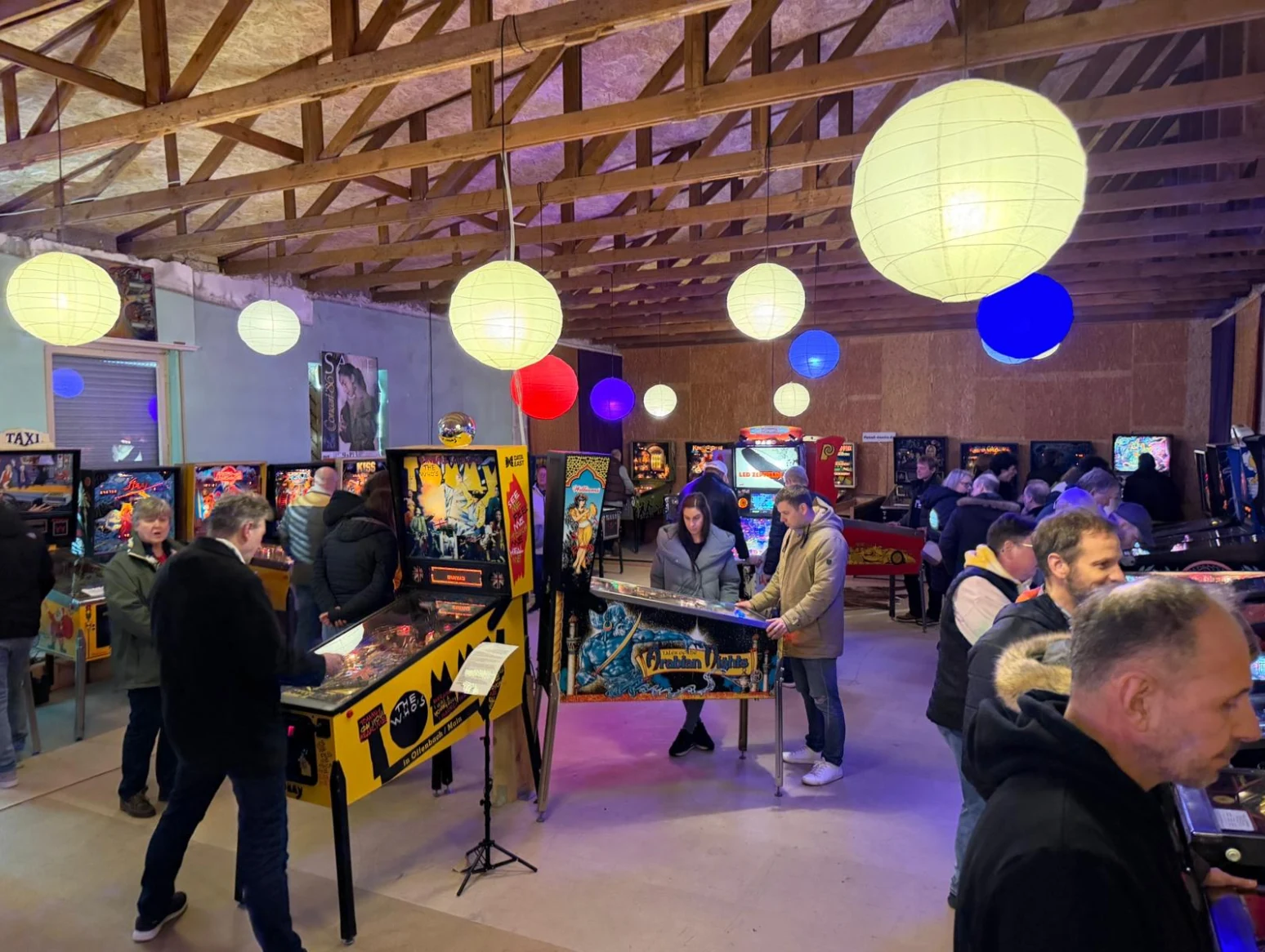 Besucher beim Pinball-Classics Showroom im Flipperloft